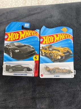 Hot wheels NWT set of 2 Die-Cast Car Set - Black Ferrari F40 & Gold GT Hunter